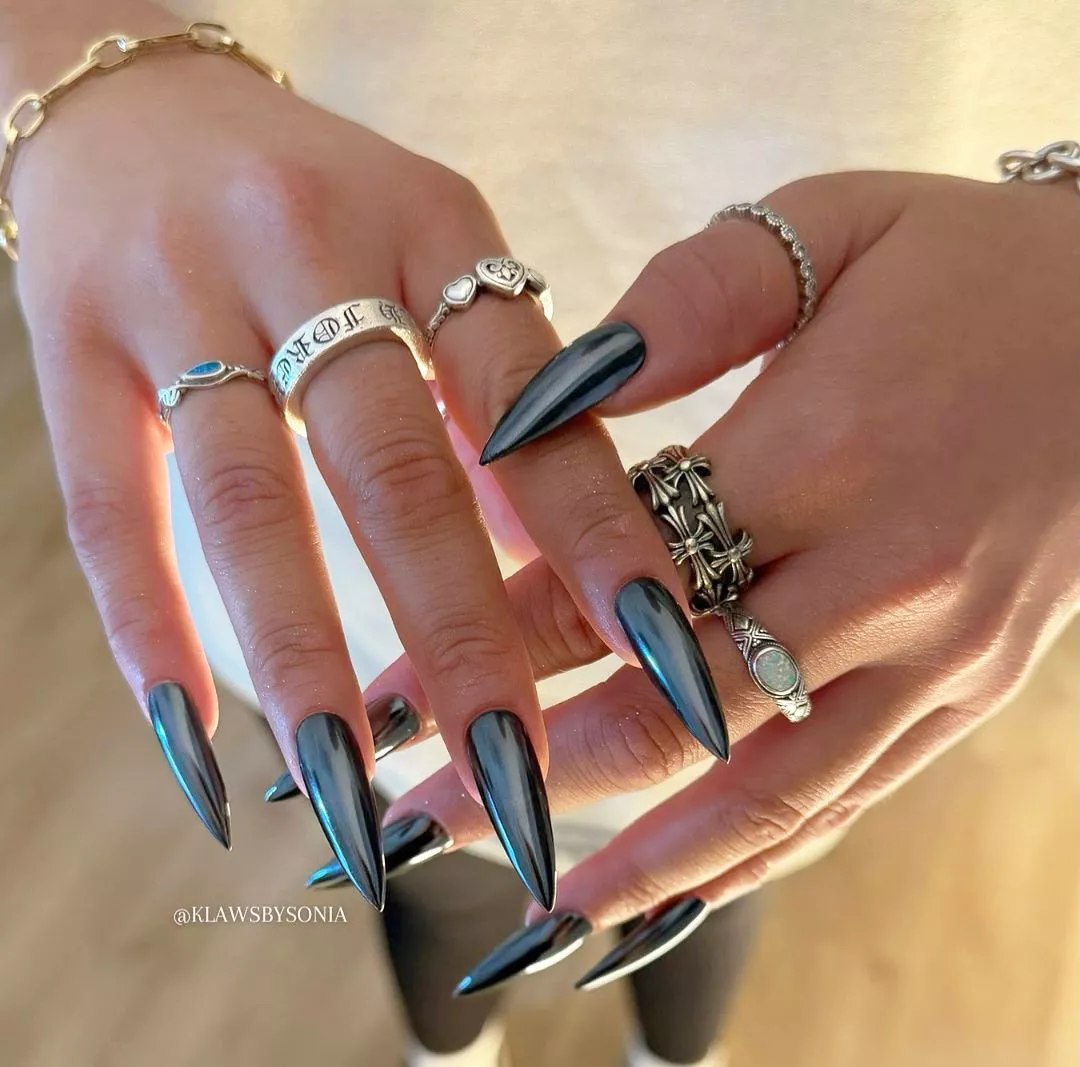 55+ Winter Nail Design Ideas 2025 7 A black glazed nail for winter.
