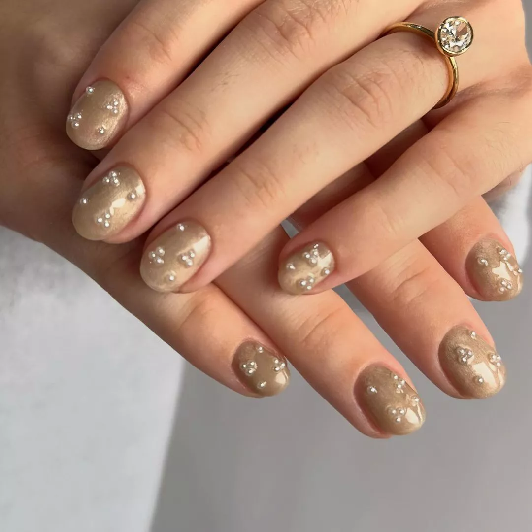 55+ Winter Nail Design Ideas 2025 2 A pearly manicure for winter.