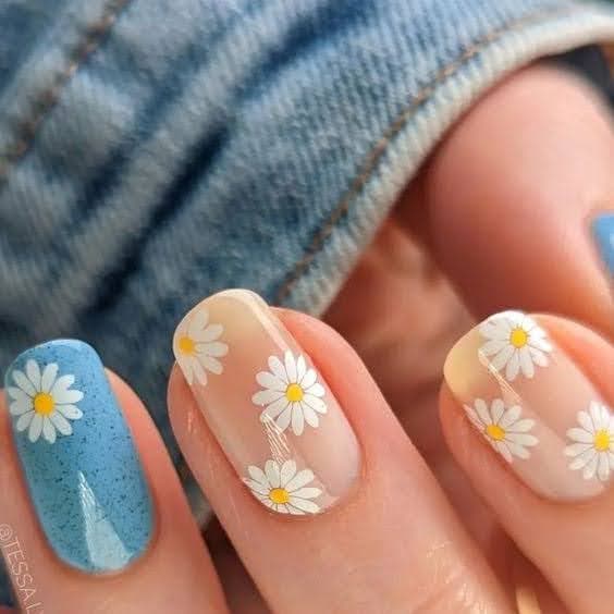 Daisies nail art for square nails