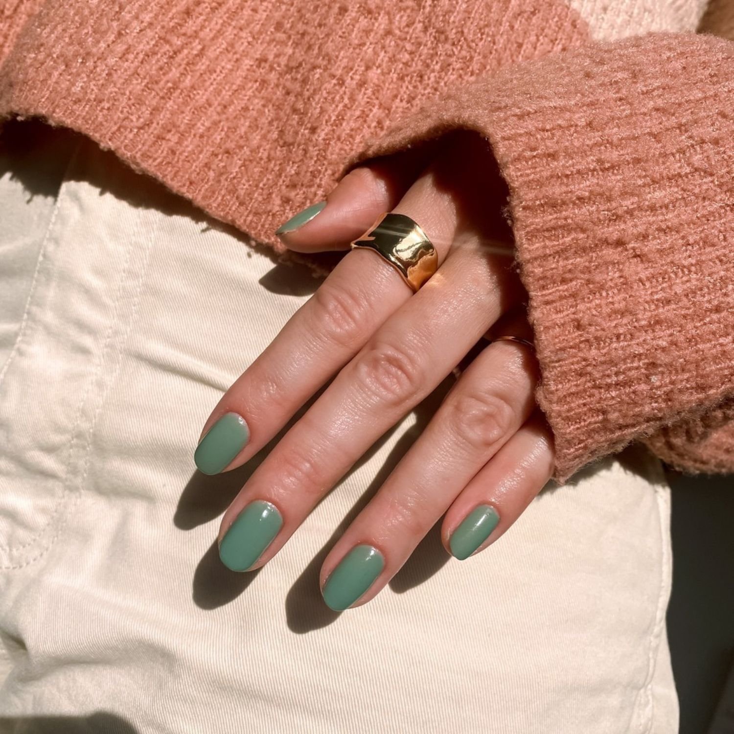 Matcha green manicure on short round nails