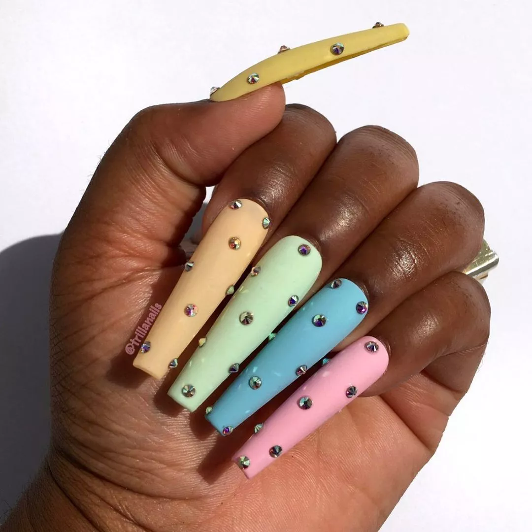 Pastel gradient coffin-shaped nails.